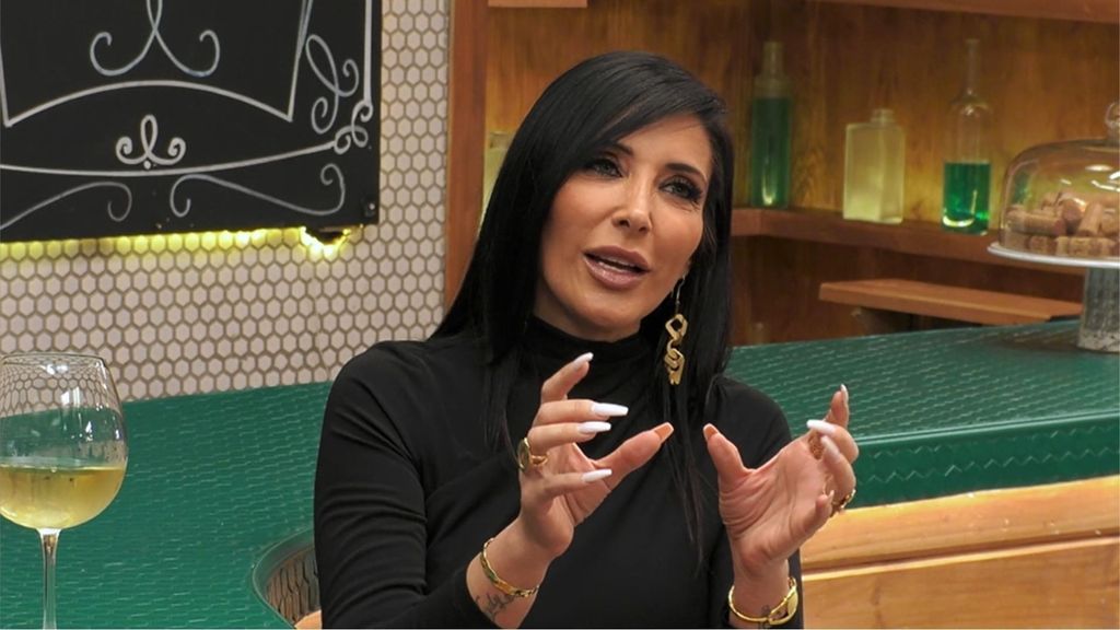 Una soltera que acudió al crucero de 'First Dates' desvela a Carlos Sobera su tatuaje: "Me marcó mucho la experiencia"