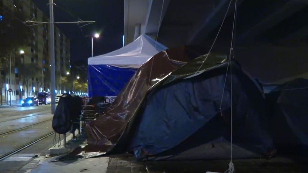 Los migrantes desalojados del instituto de Badalona viven su quinta noche al raso: un grupo de vecino boicotea su realojo en una parroquia