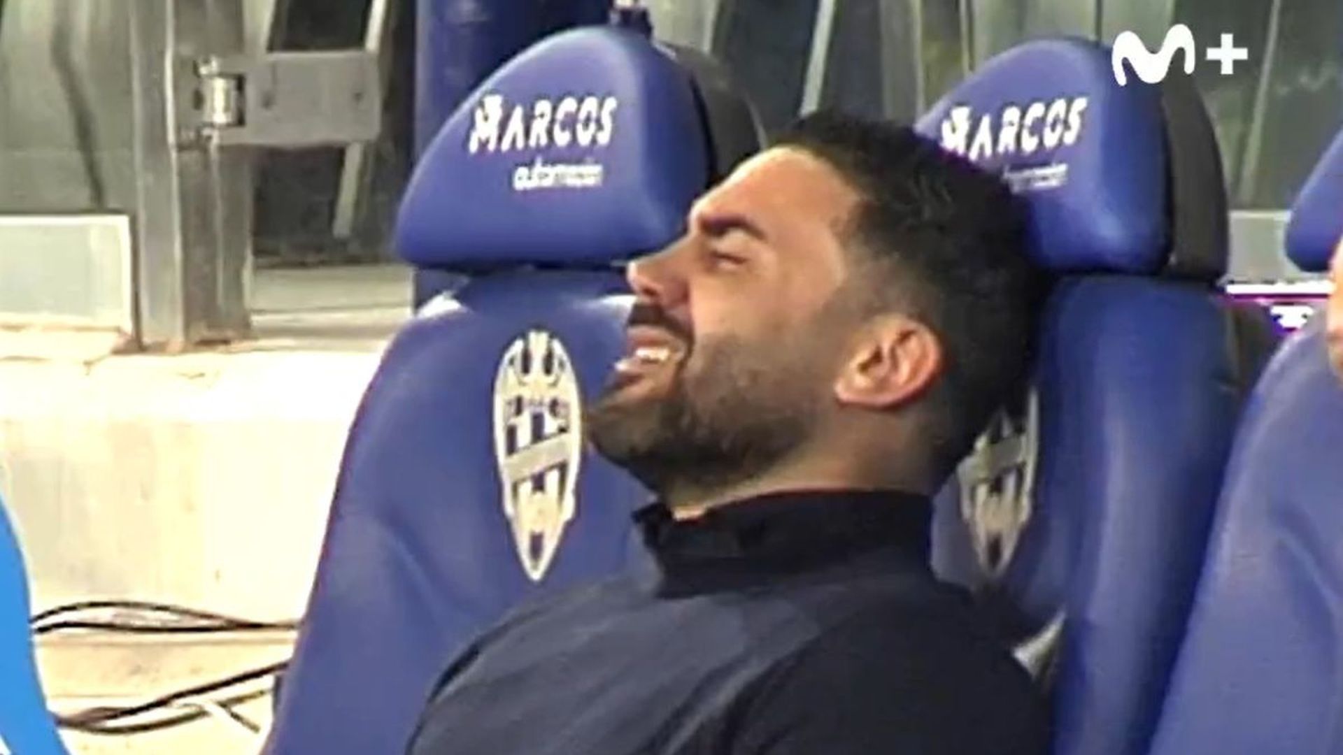 Vicente Iborra llorando en el banquillo del Levante.