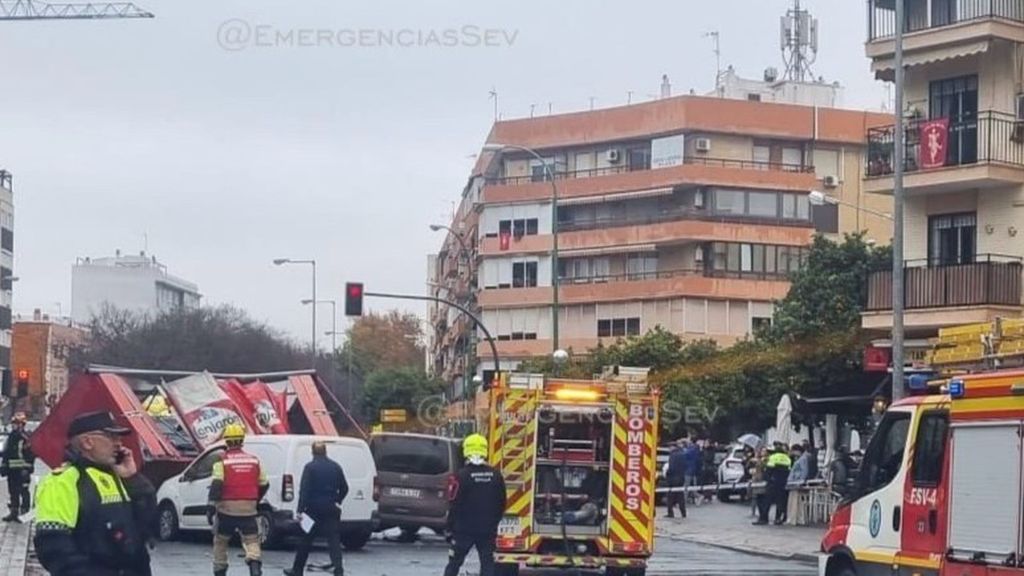 Doce heridos leves en un accidente entre un autobús, un camión de reparto y varios turismos en Sevilla