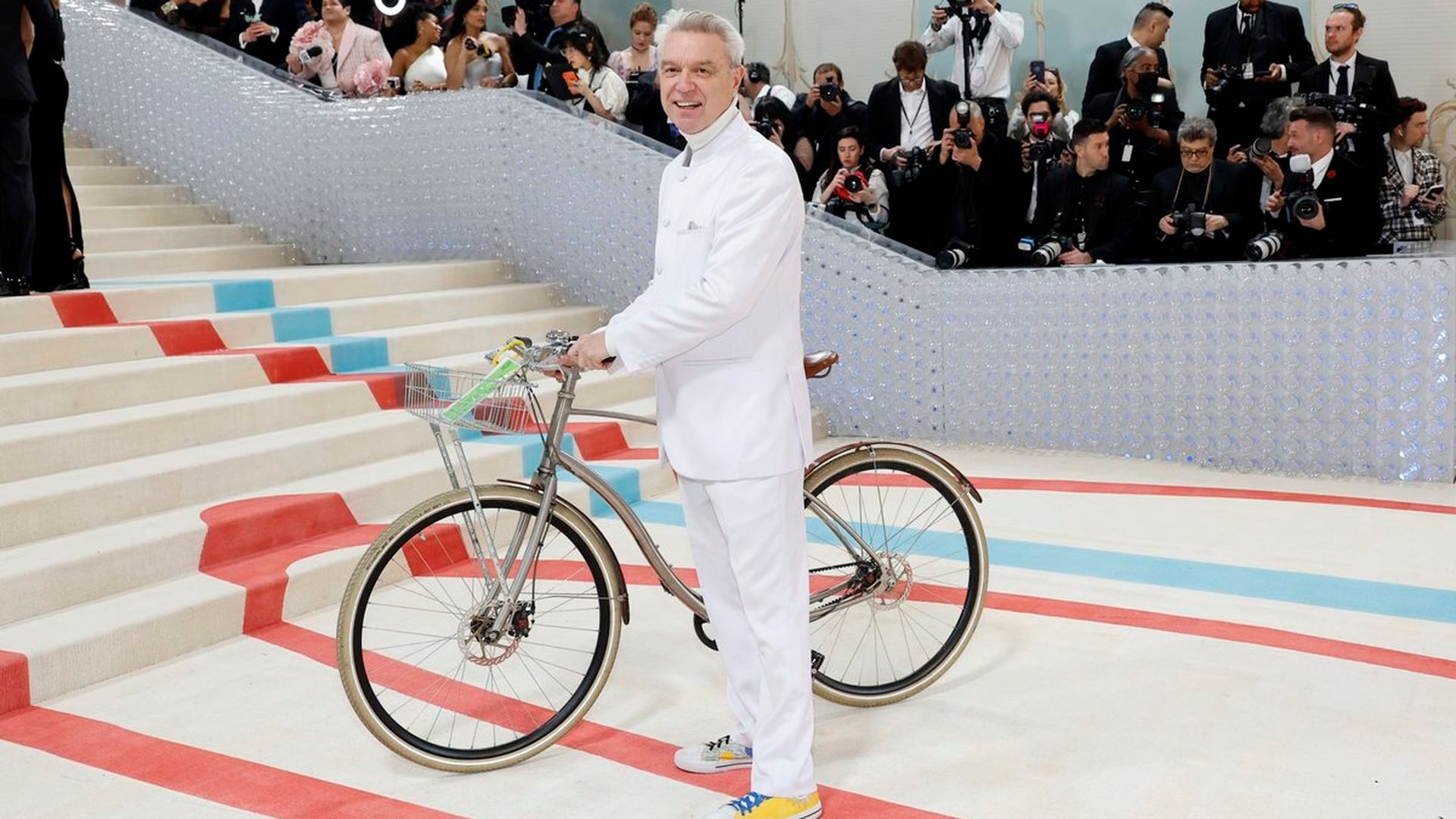 Byrne y su bicicleta en la MET Gala