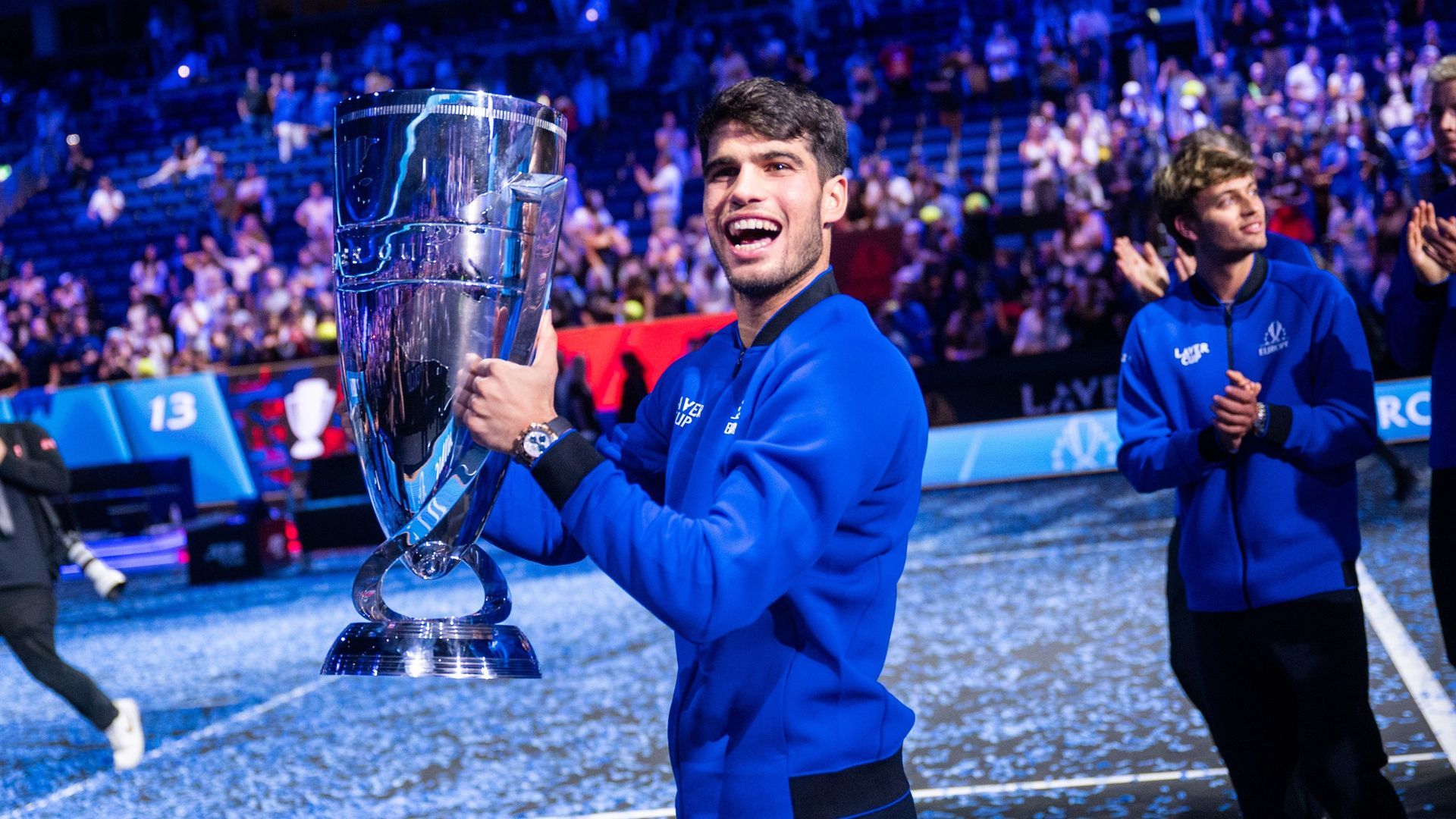 Carlos Alcaraz con el título de la Laver Cup