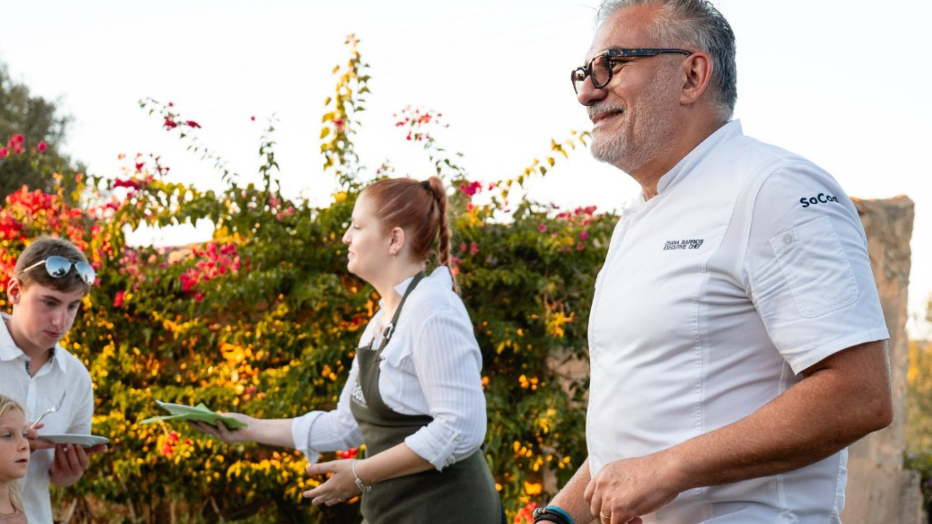Chaná Barrios, durante uno de sus servicios en un jardín de una villa Chaná Barrios, durante uno de sus servicios en un jardín de una villa
