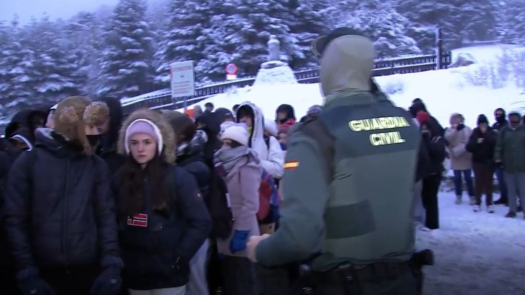 Atrapados por la nieve en el puerto de Cotos: horas esperando el autobús para regresar a Madrid