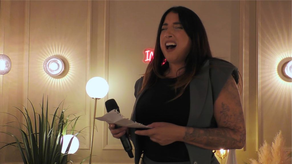 Una soltera de 'First Dates' saca de su bota un papel con la letra de una canción para sorprender a su cita: "Le imaginé con la boca abierta"