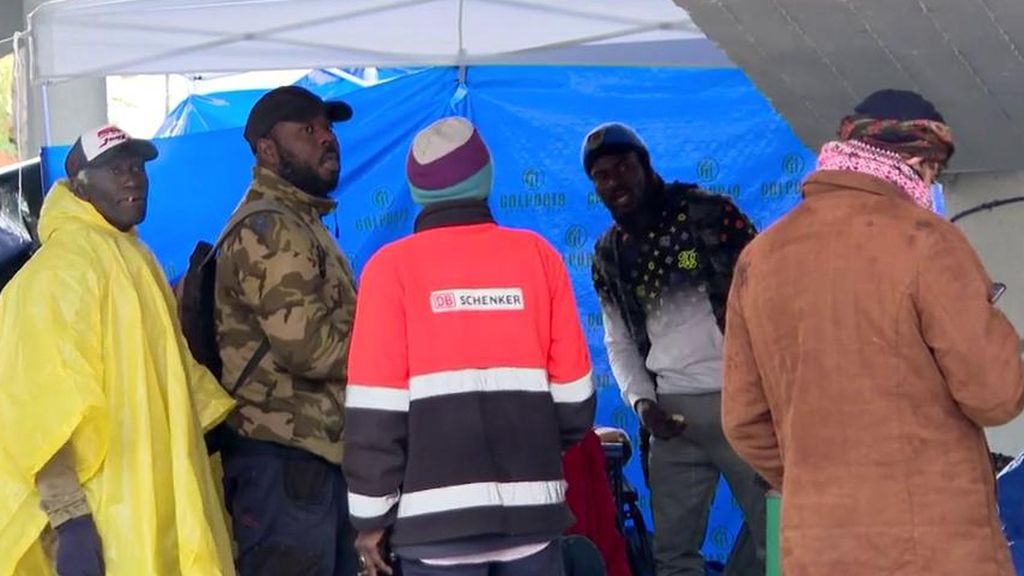 El Govern catalán y entidades realojan a desalojados del instituto B9 que después ocuparon Can Bofí Vell, en Badalona