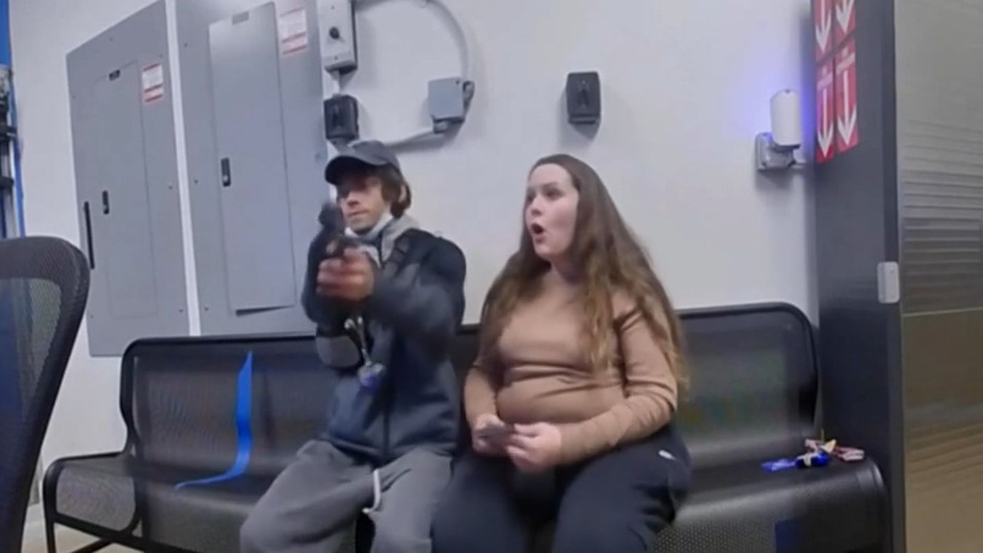 El joven trató de disparar contra el Policía