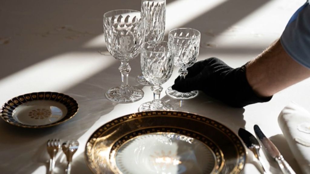 El peor mayordomo de Francia: roba la vajilla de Macron