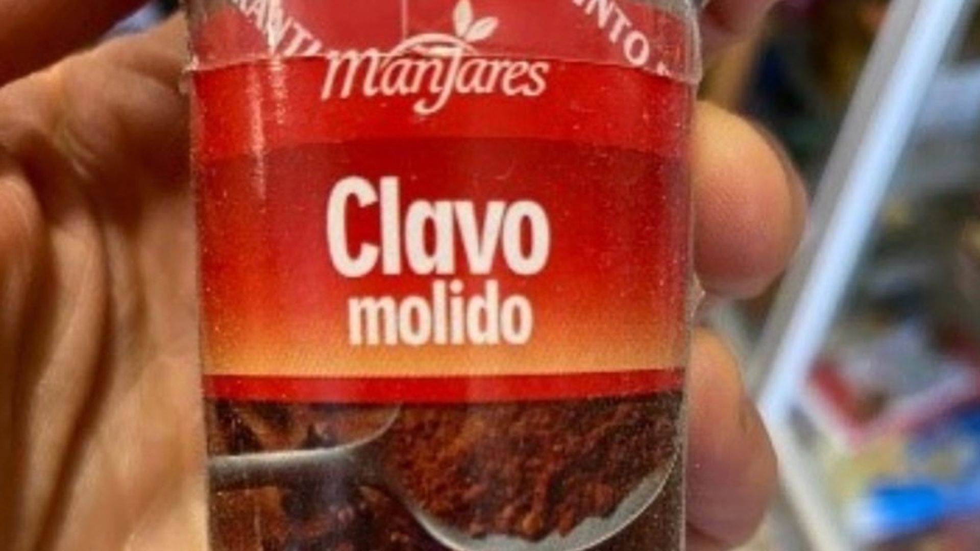 Envase de clavo molido con presencia de restos de avellanas y almendras