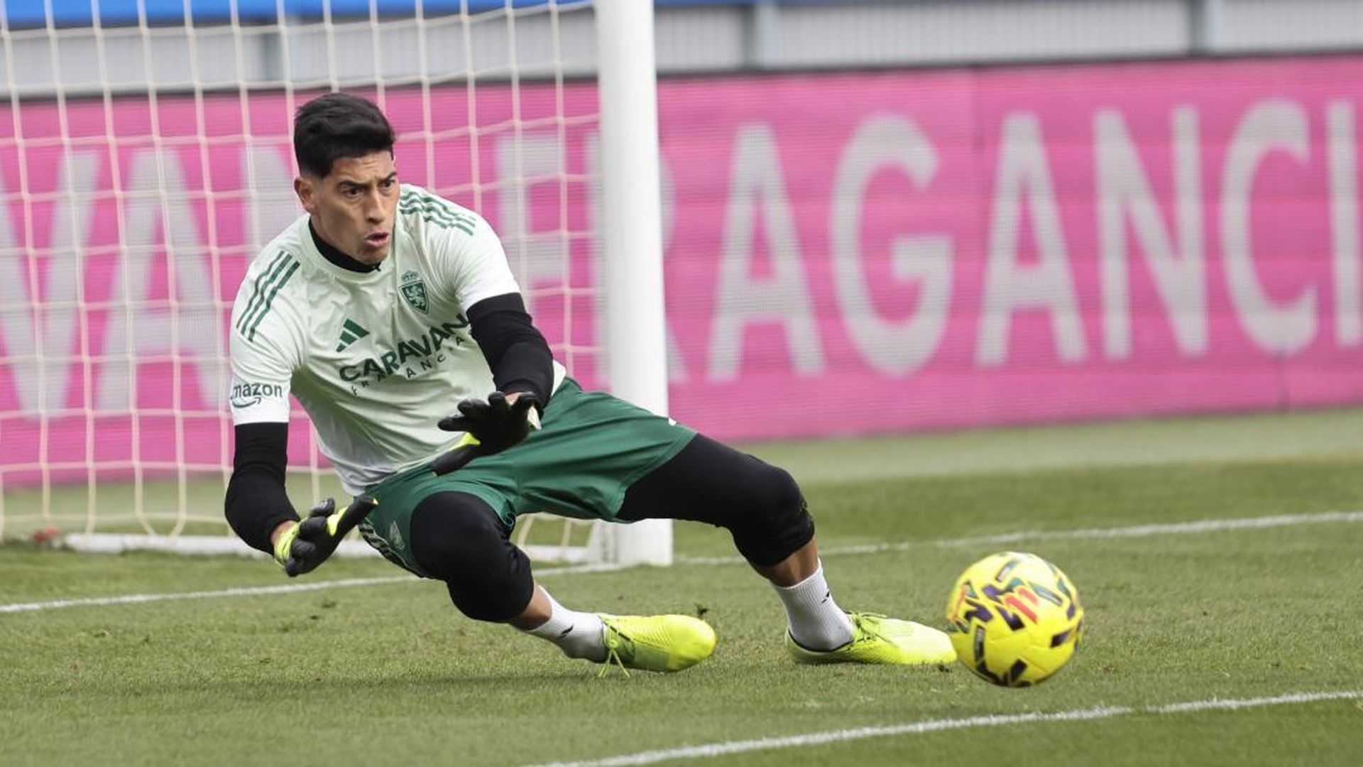 Esteban Andrada detiene un balón en un calentamiento del Zaragoza