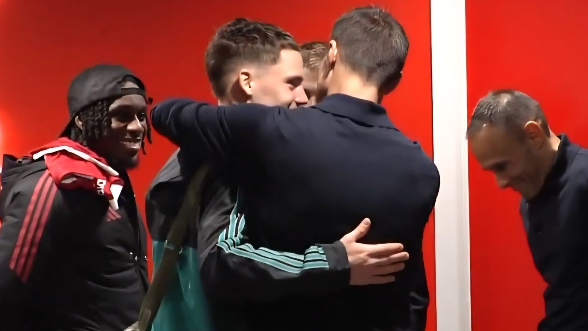 Florian Wirtz y Xabi Alonso se abrazan