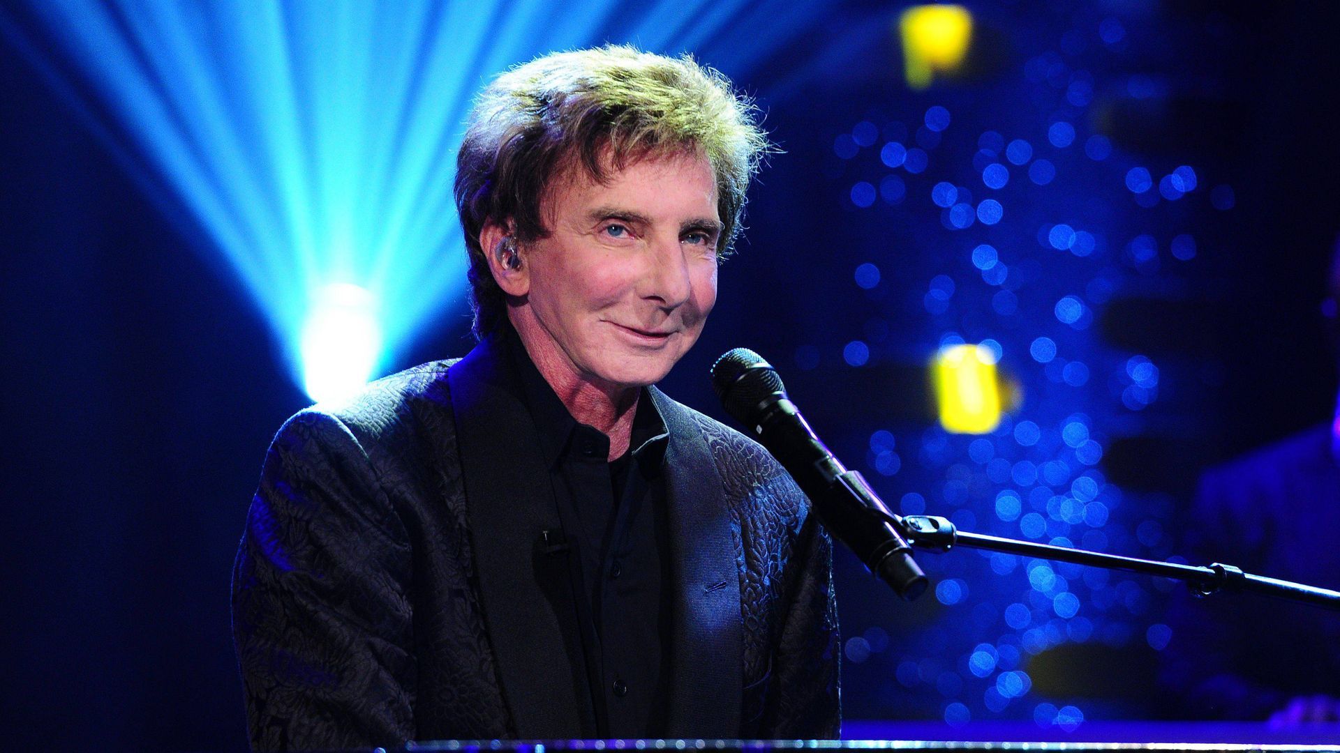 Foto de archivo de Barry Manilow en un concierto