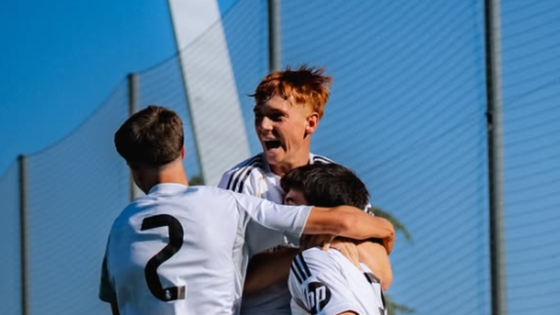 Gabri Valero celebrando junto a sus compañeros del Real Madrid