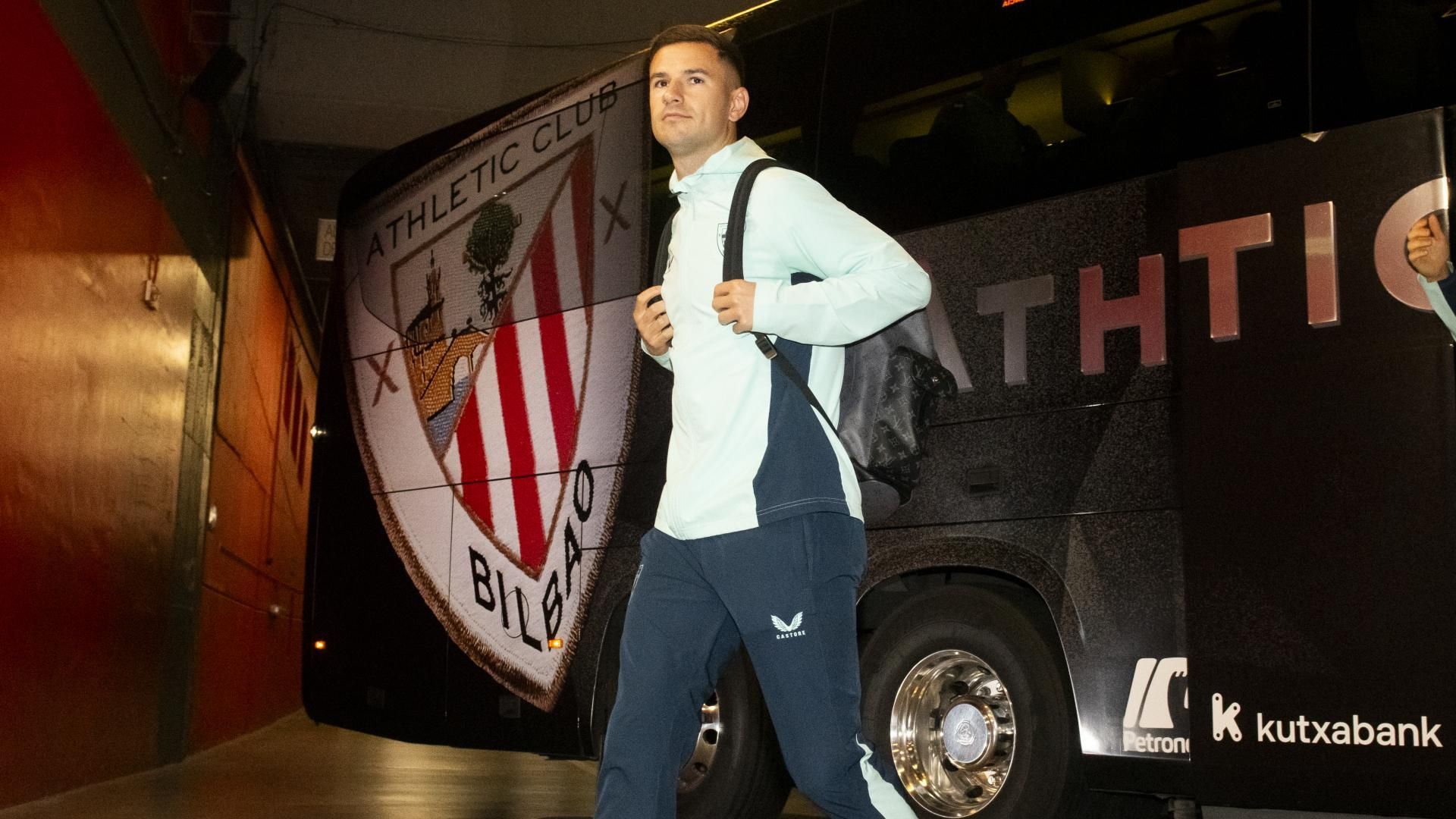 Gorka Guruzeta baja del autobús antes del partido ante el Espanyol