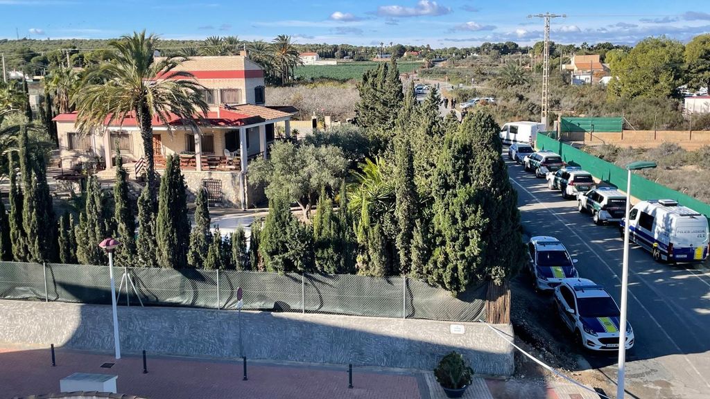Hallan a dos hombres muertos y a un herido grave en la calle en Elche: los sospechosos del crimen, detenidos tras atrincherarse