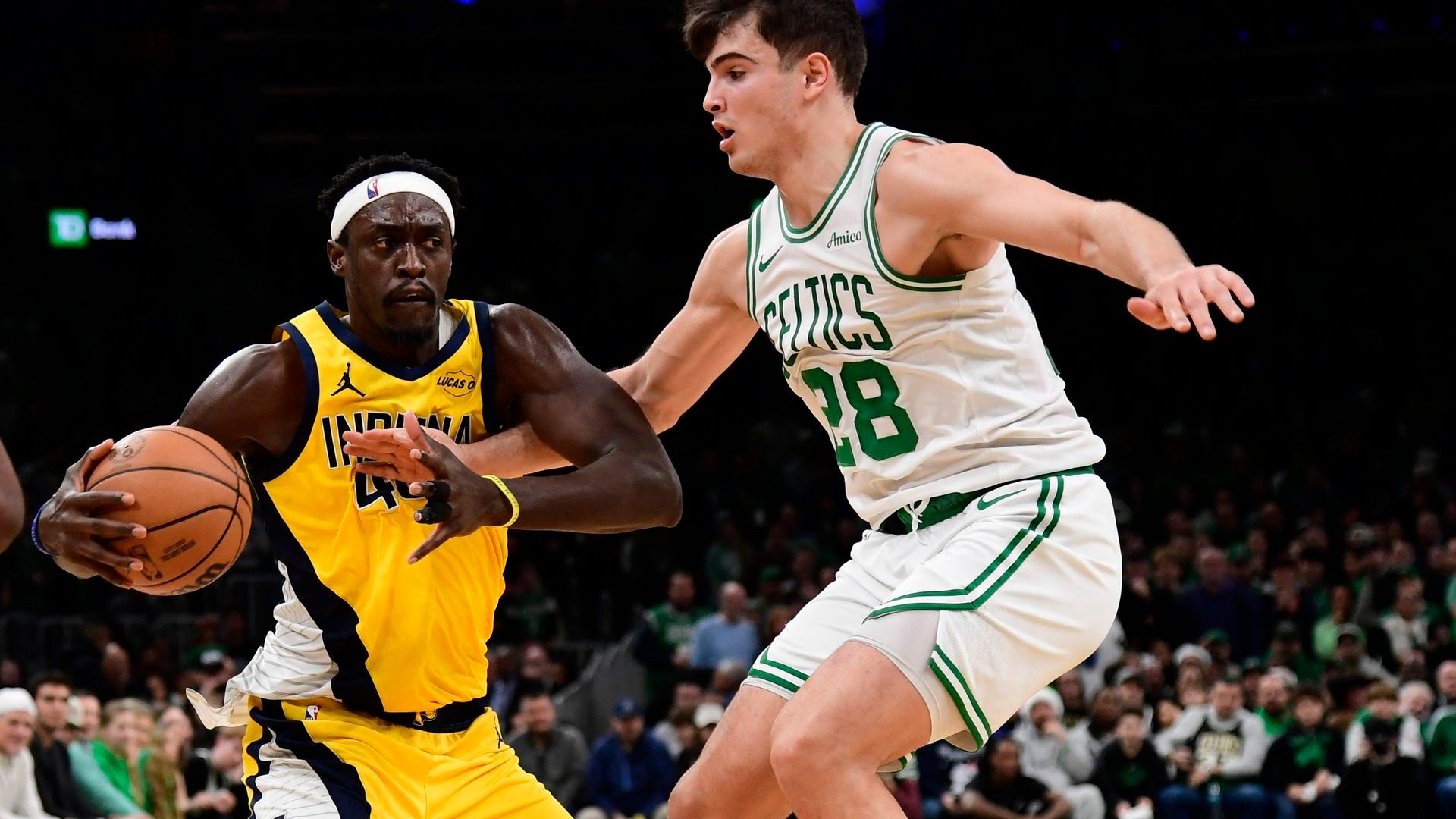 Hugo González con los Boston Celtics contra Indiana Pacers