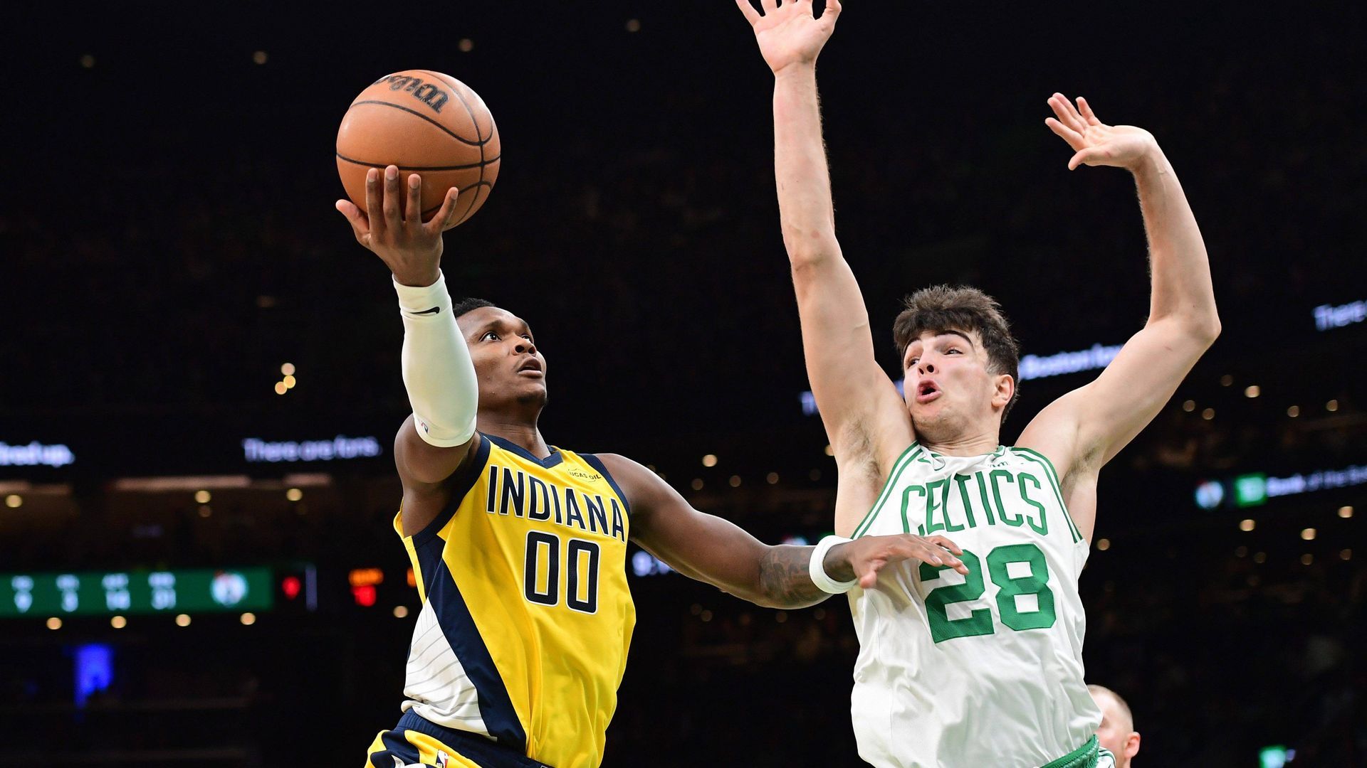 Hugo González defendiendo en el Boston Celtics - Indiana Pacers
