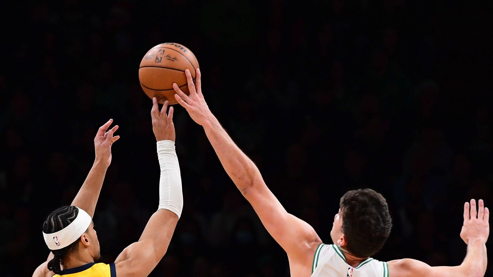 Hugo González poniendo un tapón en la NBA con los Boston Celtics