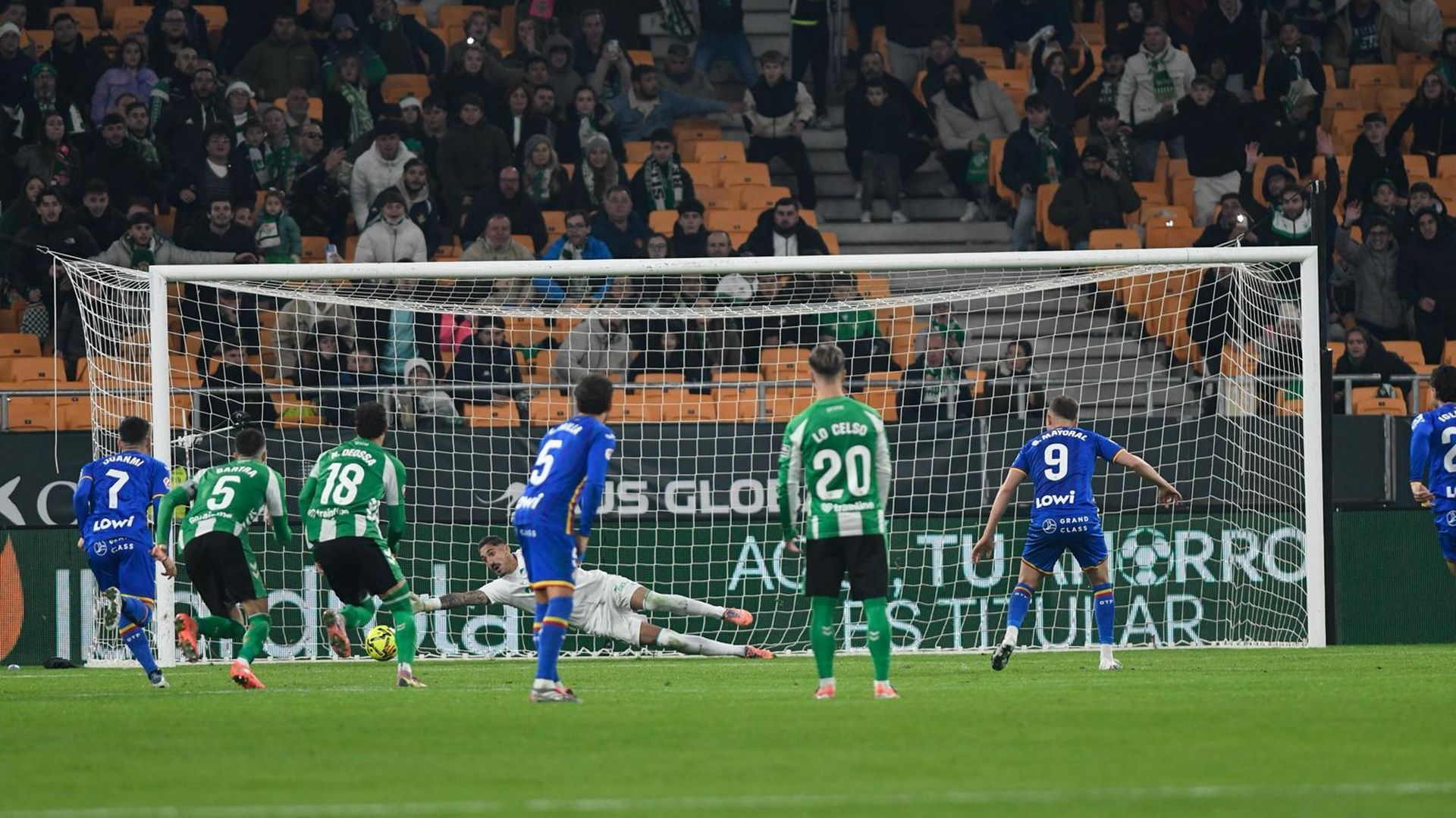 Imagen del penalti fallado por Mayoral contra el Betis