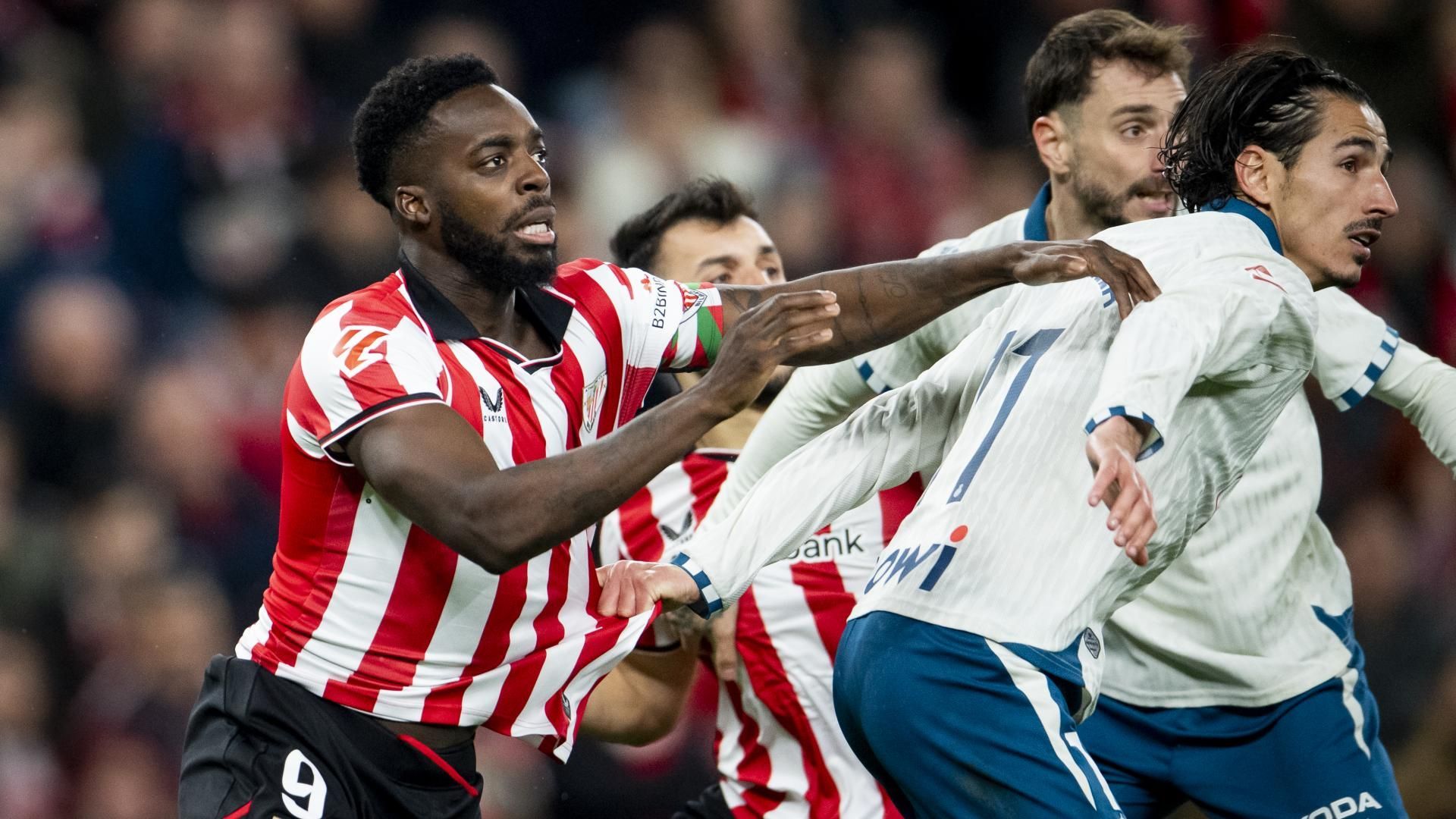Iñaki Williams batalla en el Athletic - Espanyol de San Mamés