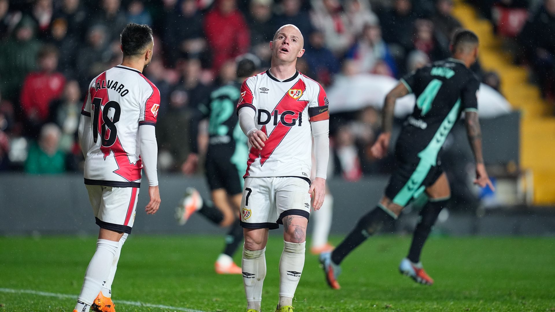 Isi Palazó se arrepiente tras una ocasión fallada ante el Betis