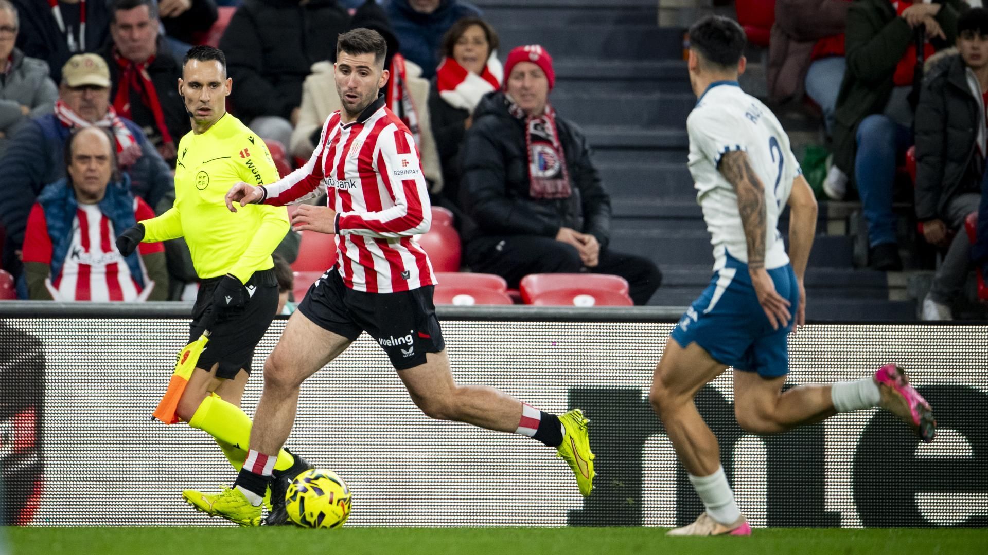 Jesús Areso la lleva en el Athletic - Espanyol de San Mamés