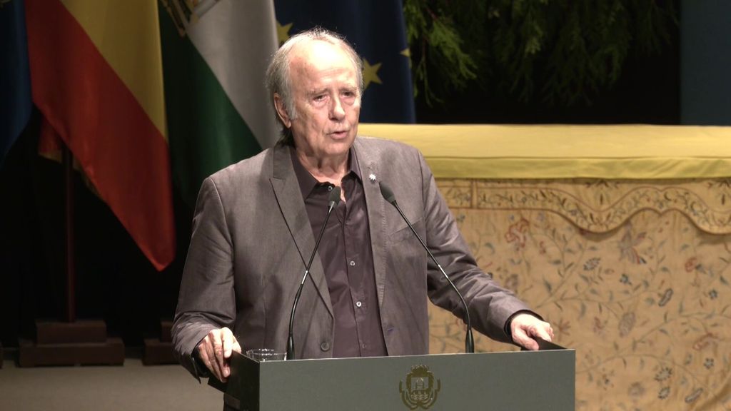 Joan Manuel Serrat y la nieta de Núria Espert recogen la medalla de oror de la Generalitat catalana