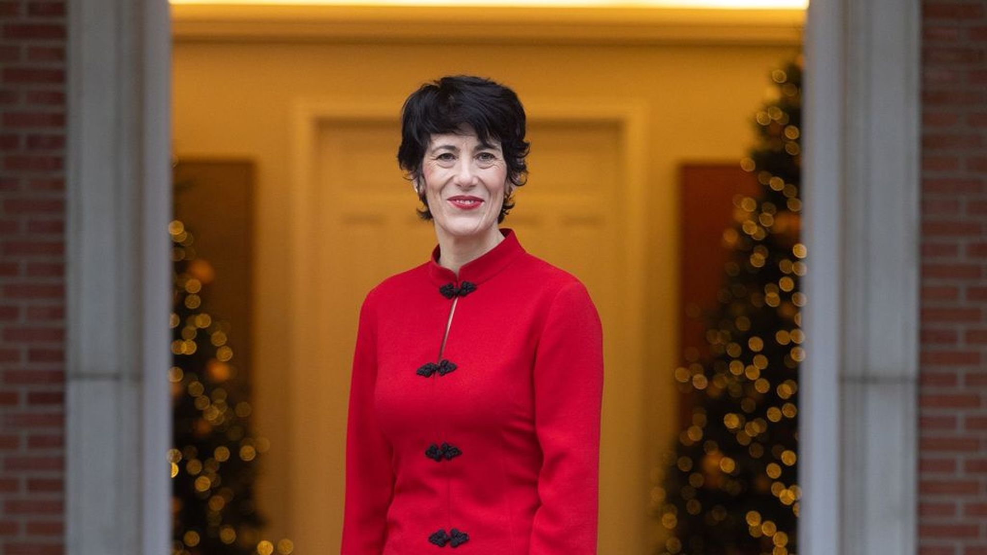 La ministra de Seguridad Social, Inclusión y Migraciones y nueva portavoz del Gobierno, Elma Saiz, posa con su cartera, en el Palacio de la Moncloa, este martes