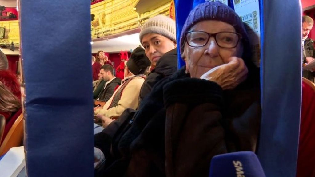 Manoli, la mujer de 88 años que cayó en directo en el Sorteo de la Lotería:  "Me di en las rodillas"