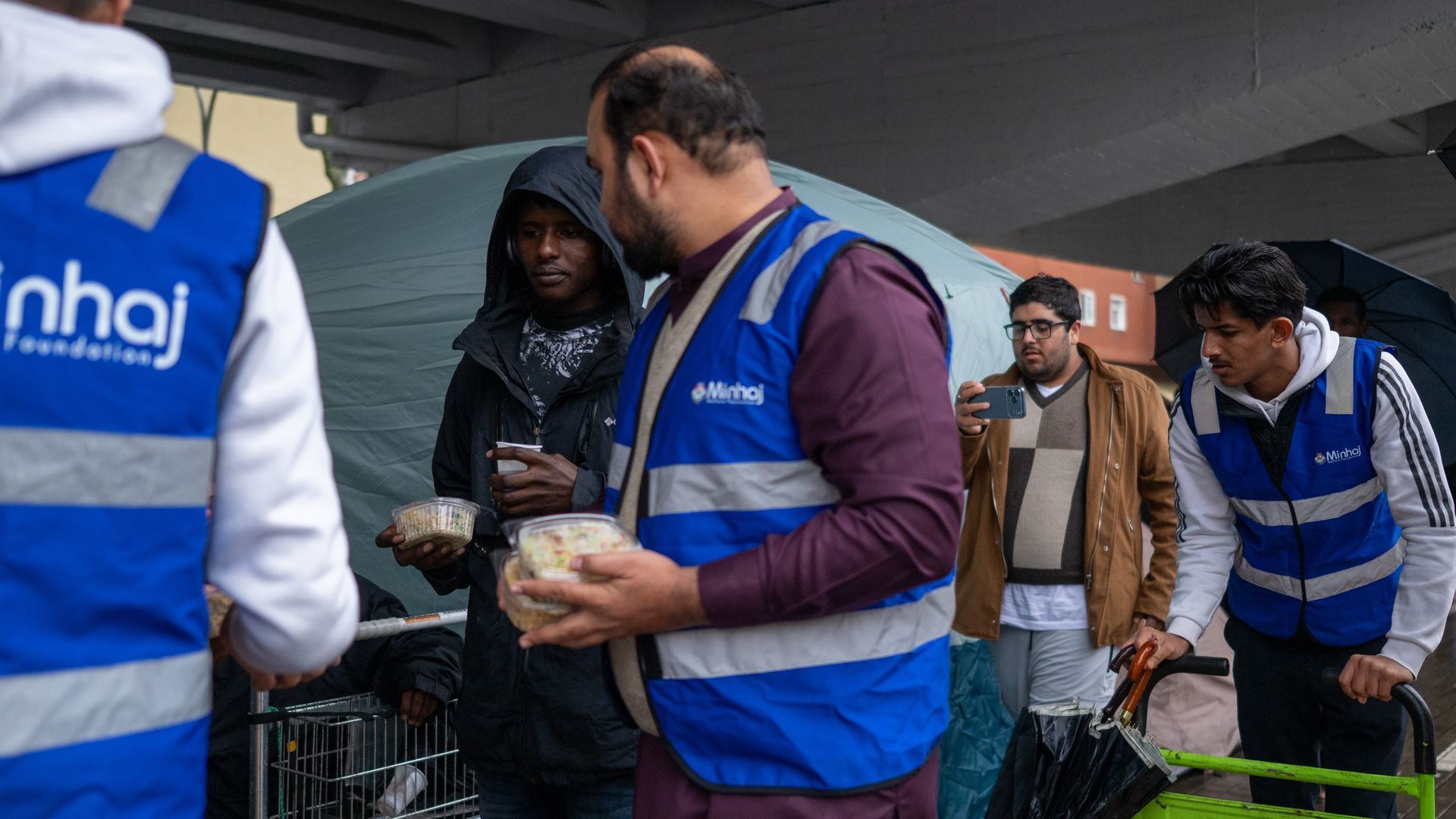 Personas desalojadas del antiguo Instituto B9 de Badalona