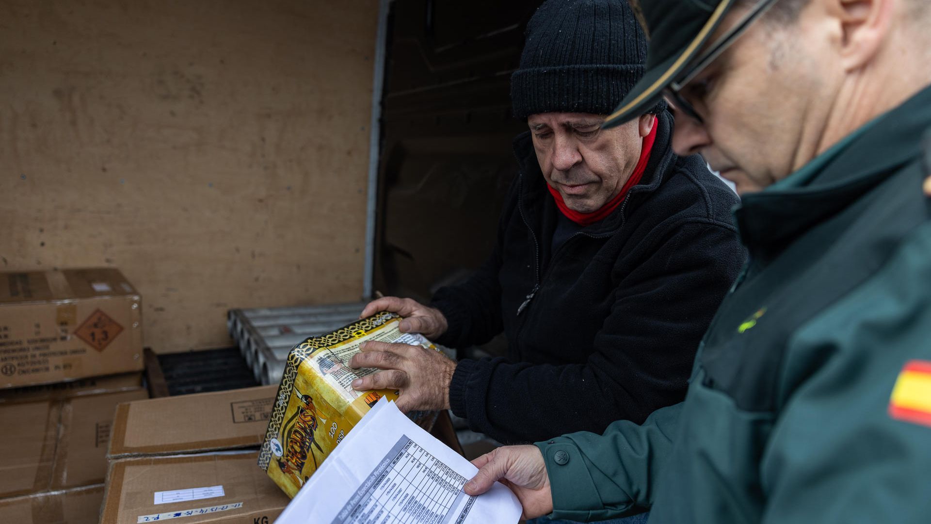Un miembro de la Guardia Civil comprueba que todo está en orden para un espectáculo de fuegos artificiales.