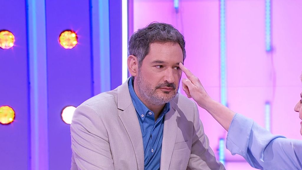 Una experta en micropigmentación explica el proceso de "ponerse cejas" y se ofrece a hacérselas a Eugeni Alemany: "Lo mismo te cobro por pelo" Agárrate al sillón 2025 Top Vídeos 150