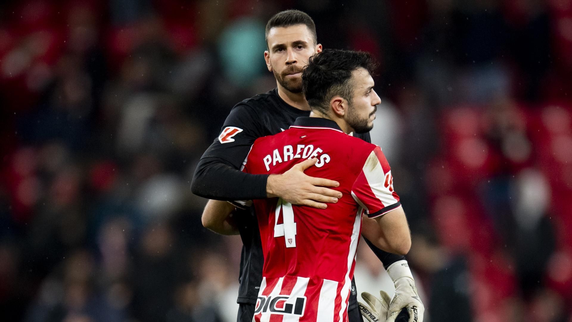 Unai Simón se abraza a Aitor Paredes tras perder en San Mamés