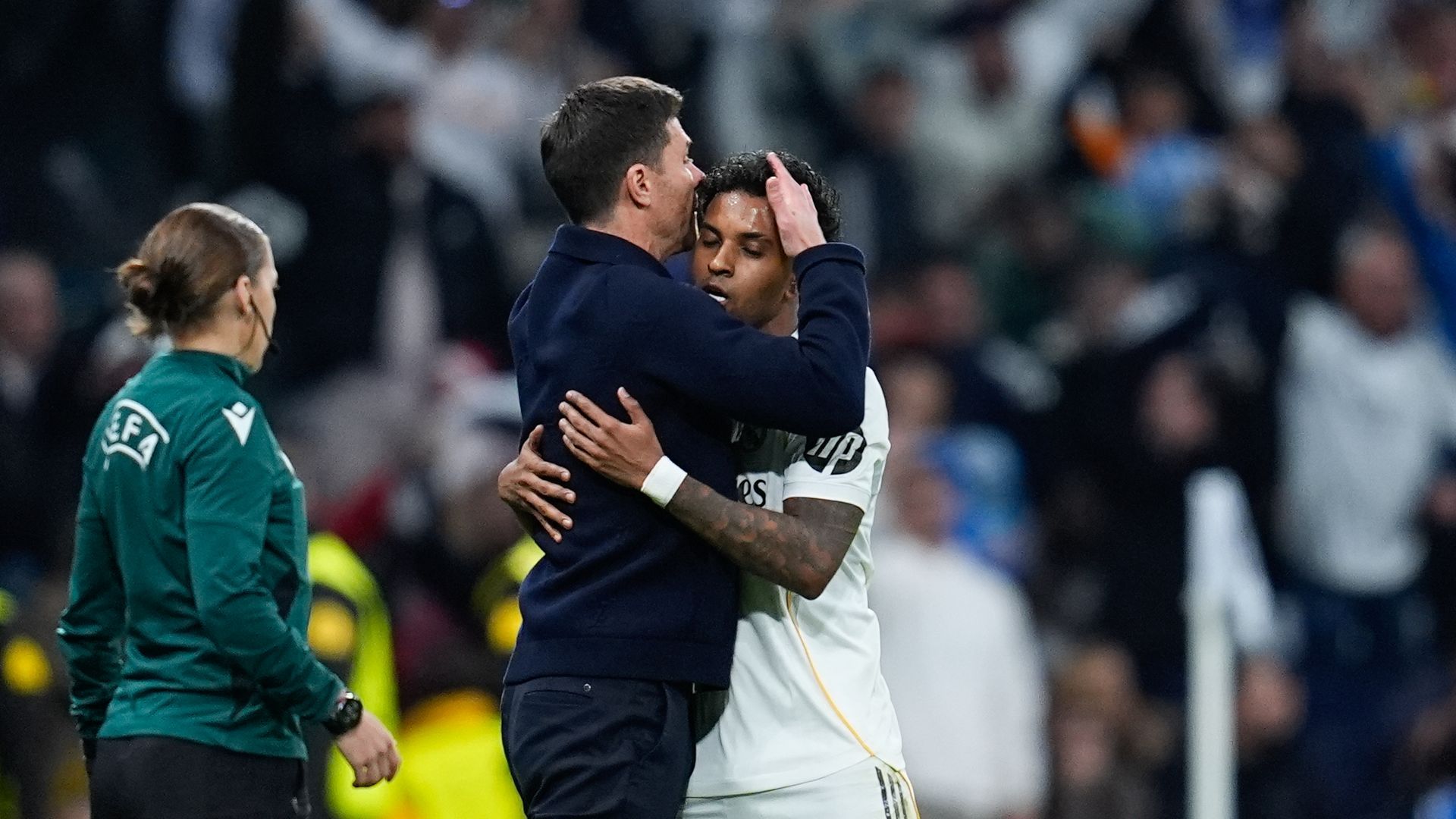 Xabi Alonso abrazando a Rodrygo