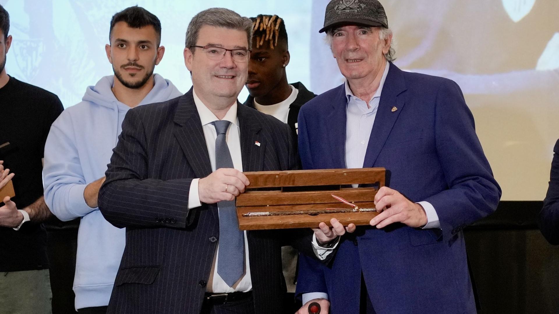 El alcalde Bilbao Juanmari Aburto, junto a José Ángel Iribar