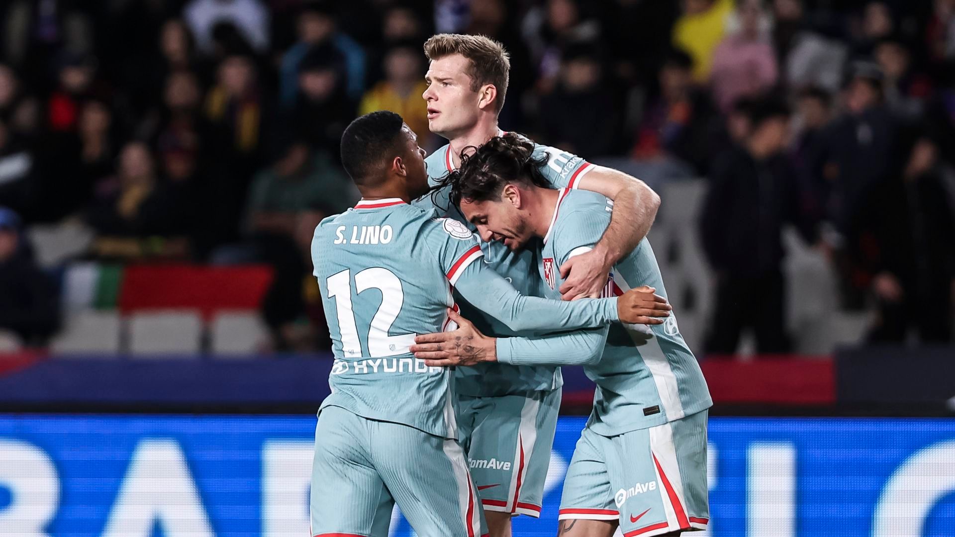 Alexander Sorloth celebrando su gol en Montjuic