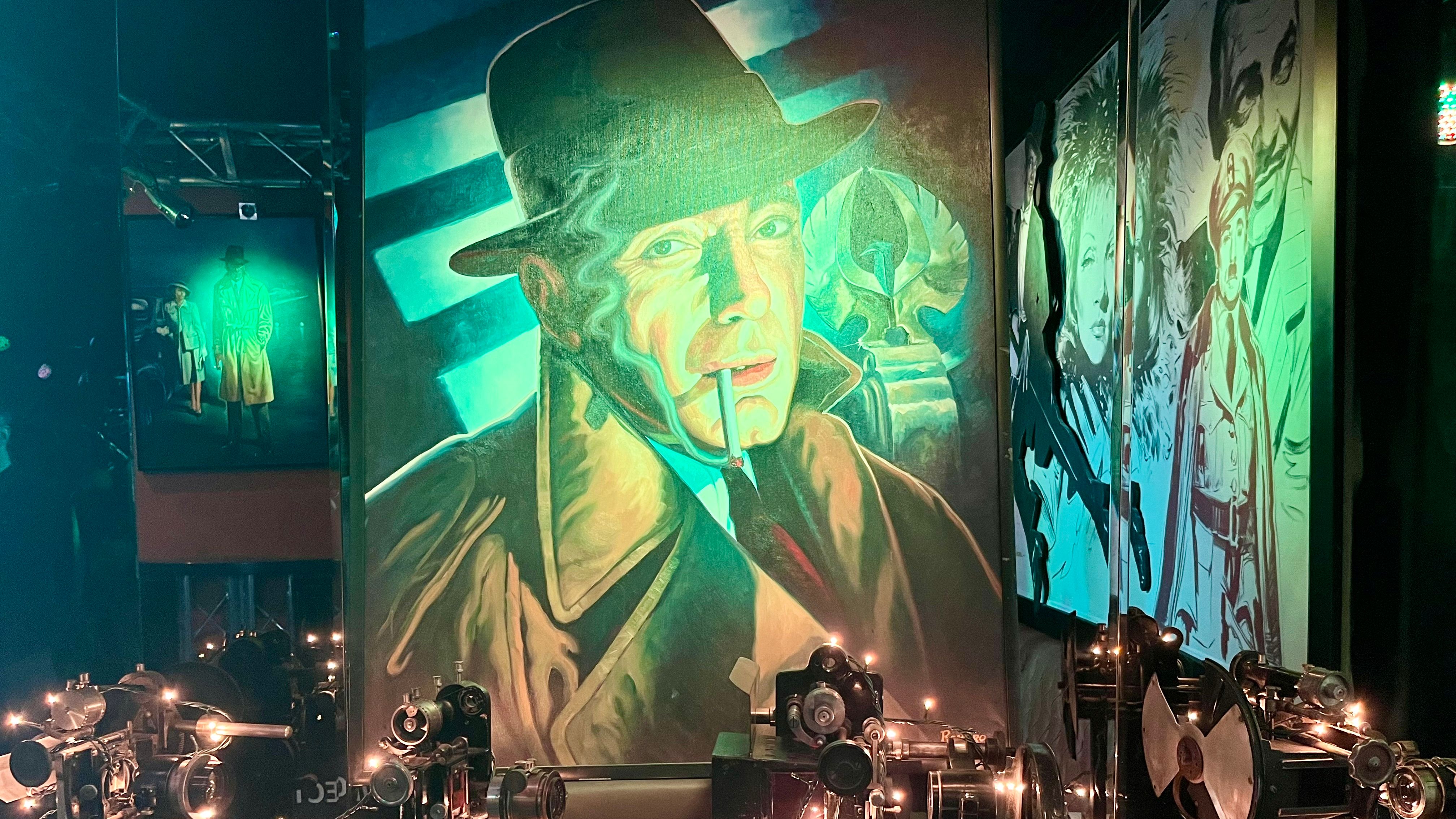 Algunas de las pinturas que hay en el recibidor del Pequeño Cine Estudio