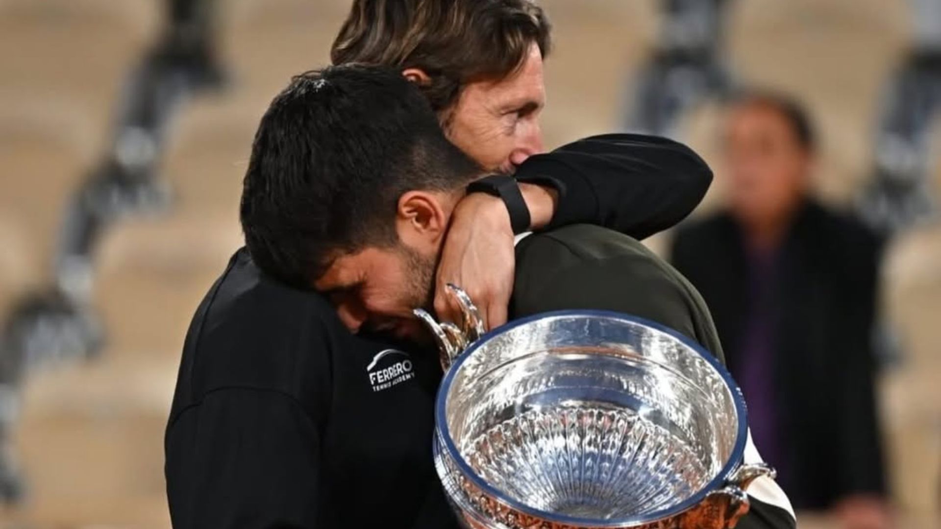 Carlos Alcaraz y Ferrero, abrazados