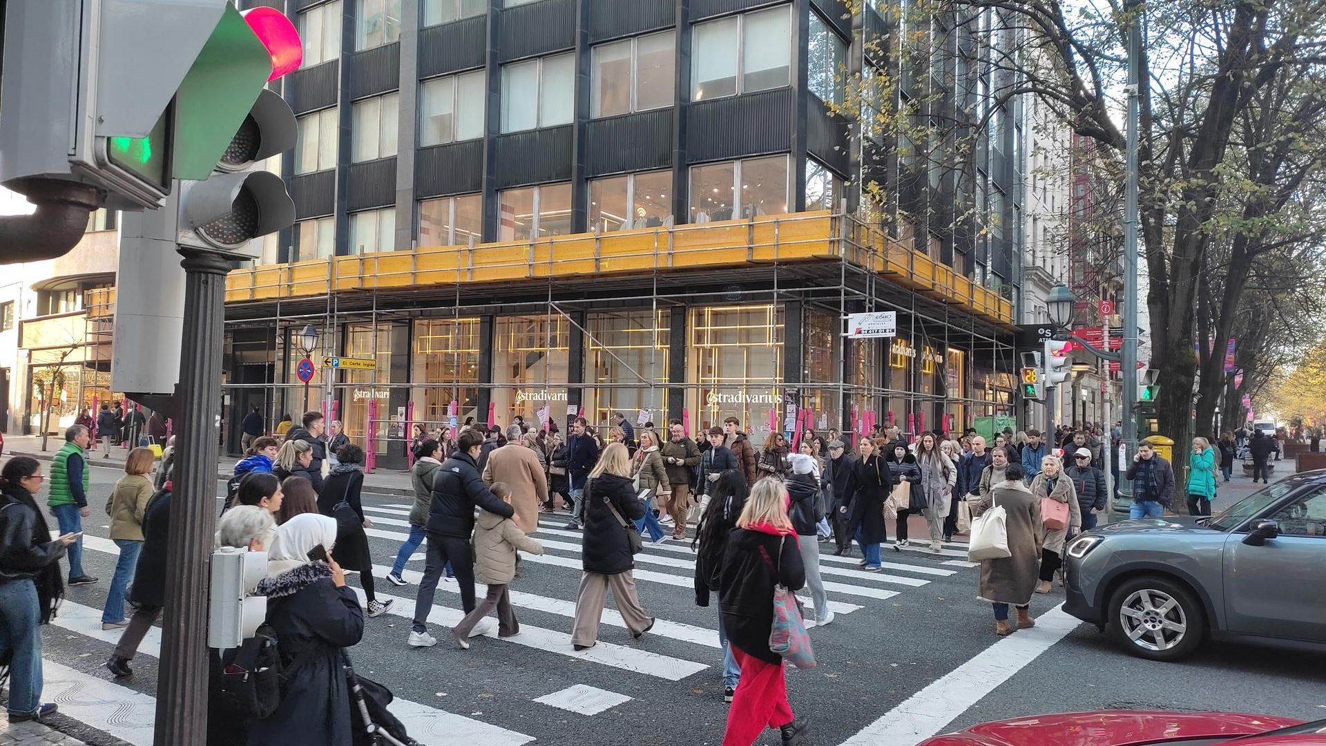 Ciudadanos pasean por Bilbao