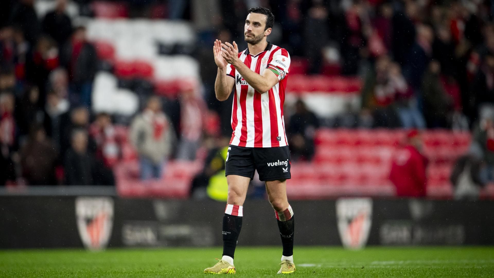 El aplauso de Iñigo Lekue en el partido Athletic - Espanyol de San Mamés