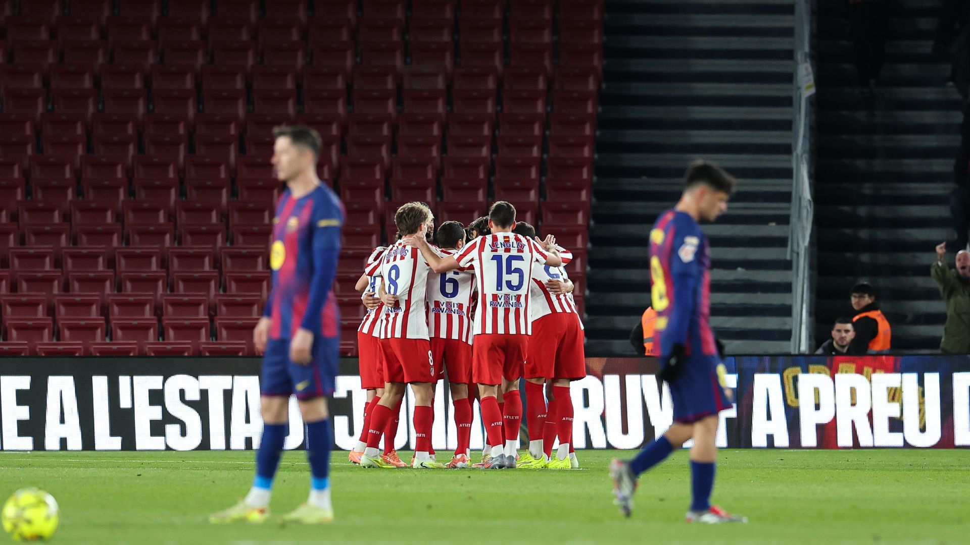 El Atlético de Madrid celebra ante el Barcelona