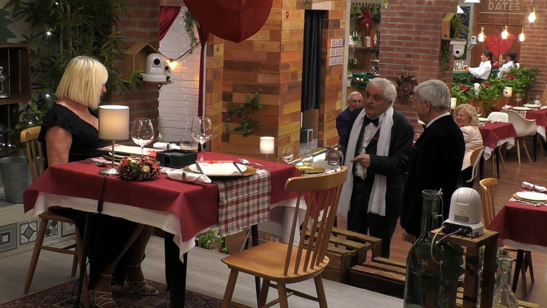El fogoso encuentro entre una exvedette y 'El guapo del Paralelo' paraliza por completo la Nochebuena en 'First Dates': "¿Morena, tú estabas en El Molino?"