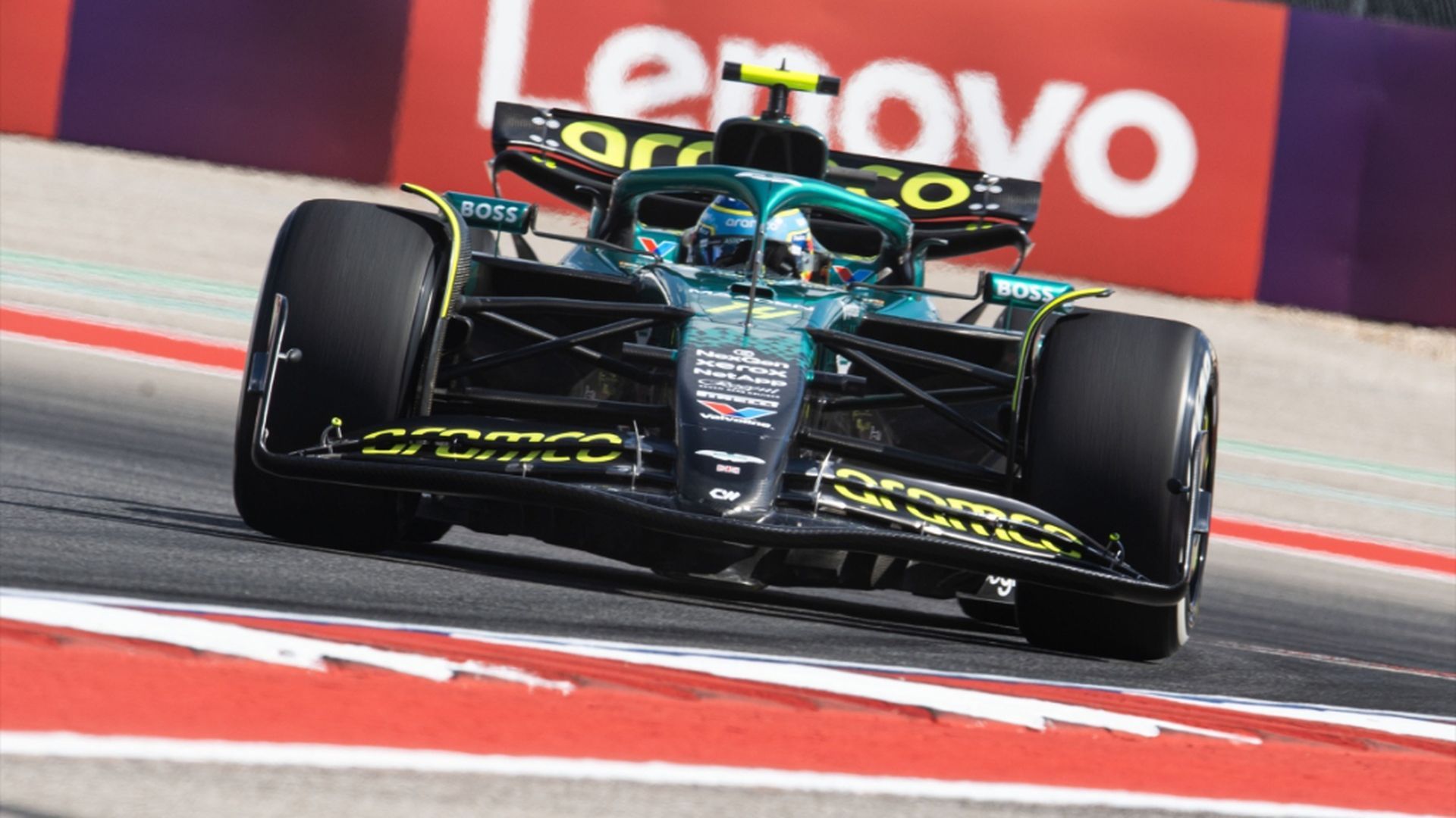 Fernando Alonso, durante un GP en este 2025