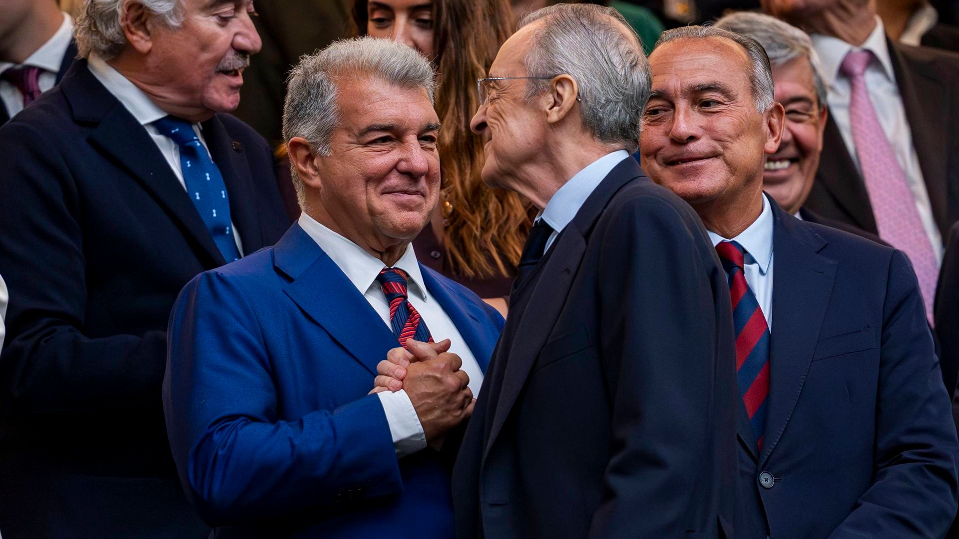 Florentino Pérez y Joan Laporta en el palco del Santiago Bernabéu