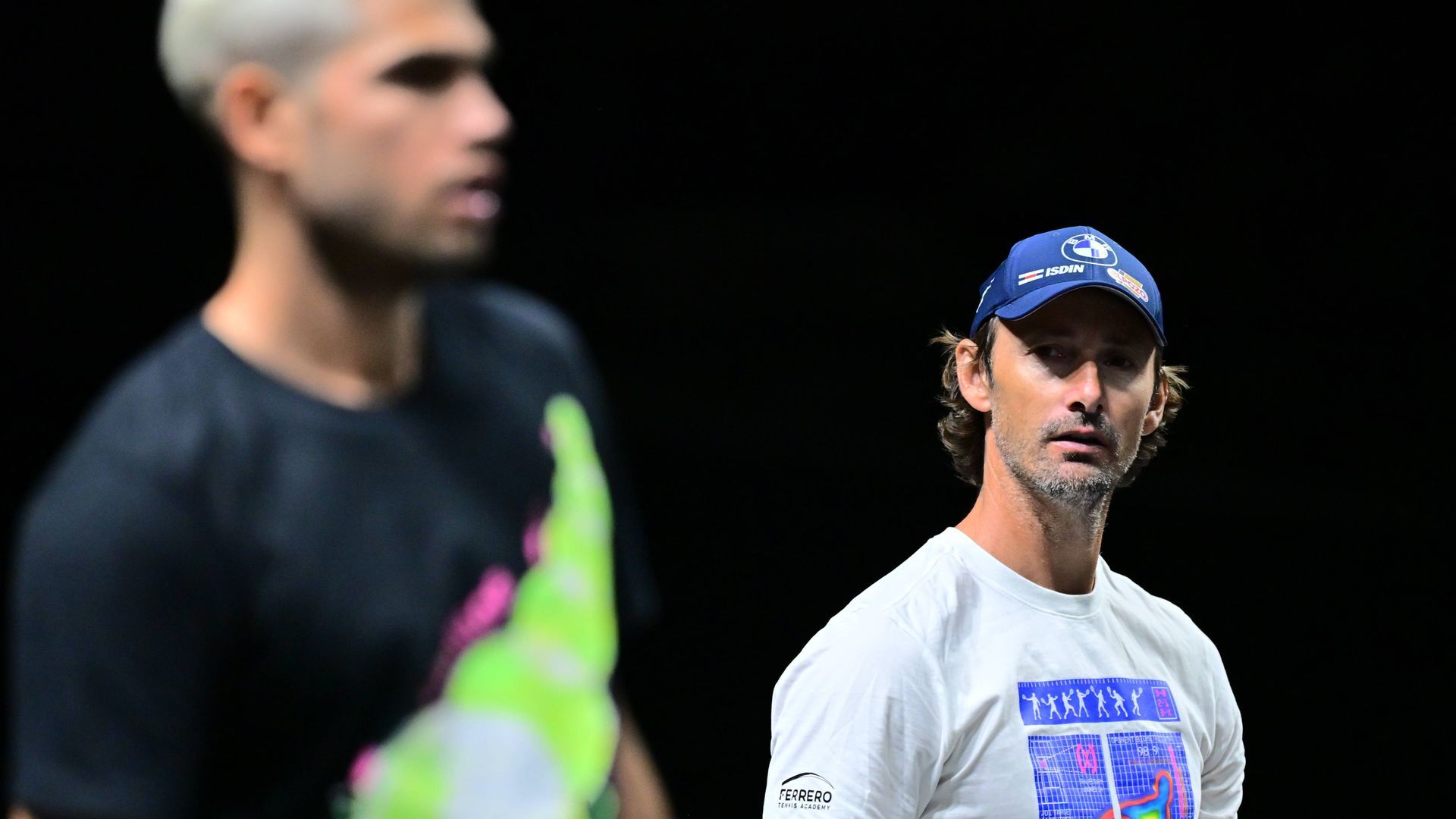 Juan Carlos Ferrero, en un entrenamiento con Carlos Alcaraz