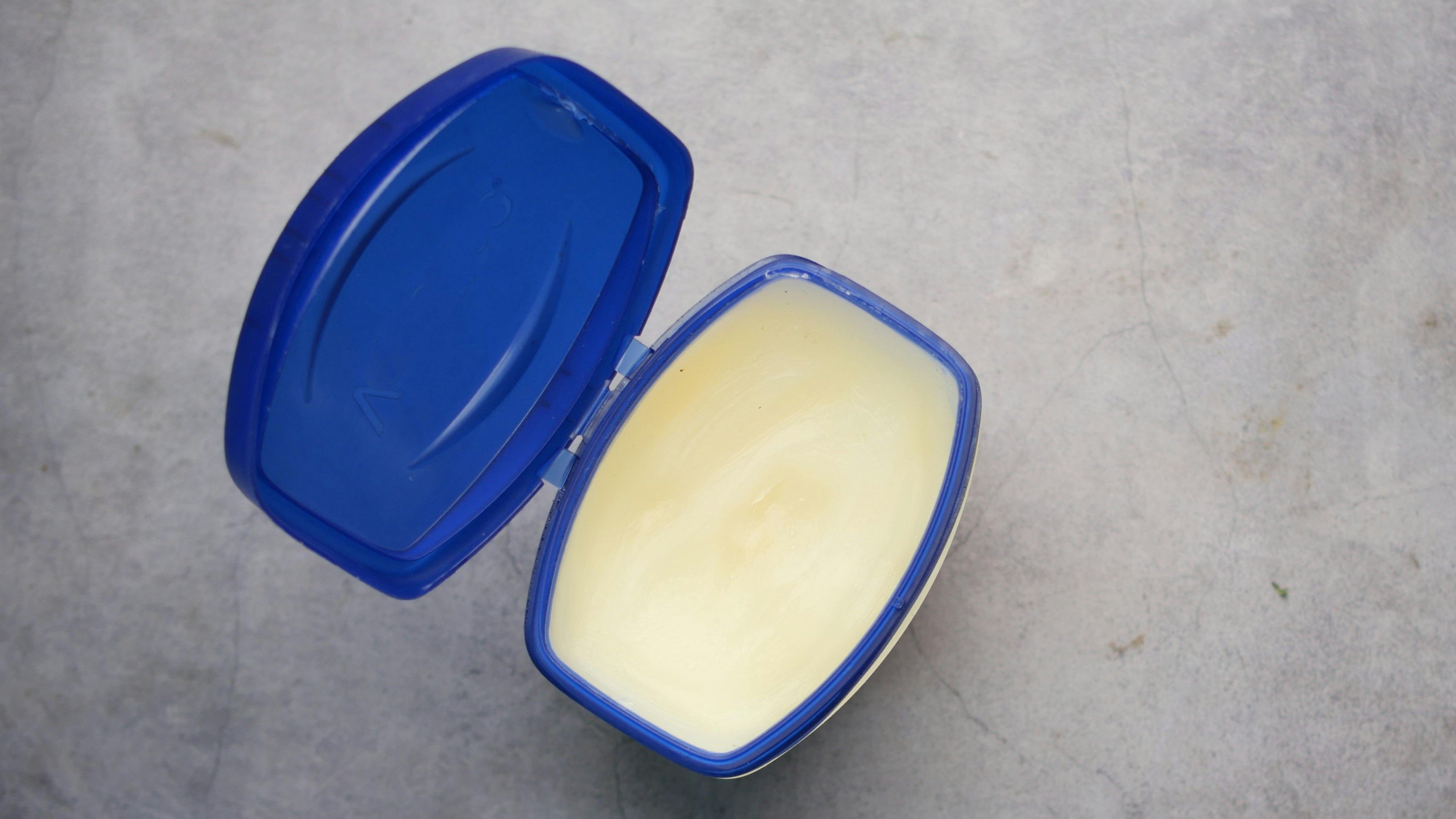 La vaselina se aplica sobre la piel limpia y una pequeña cantidad. FUENTE: Pexels