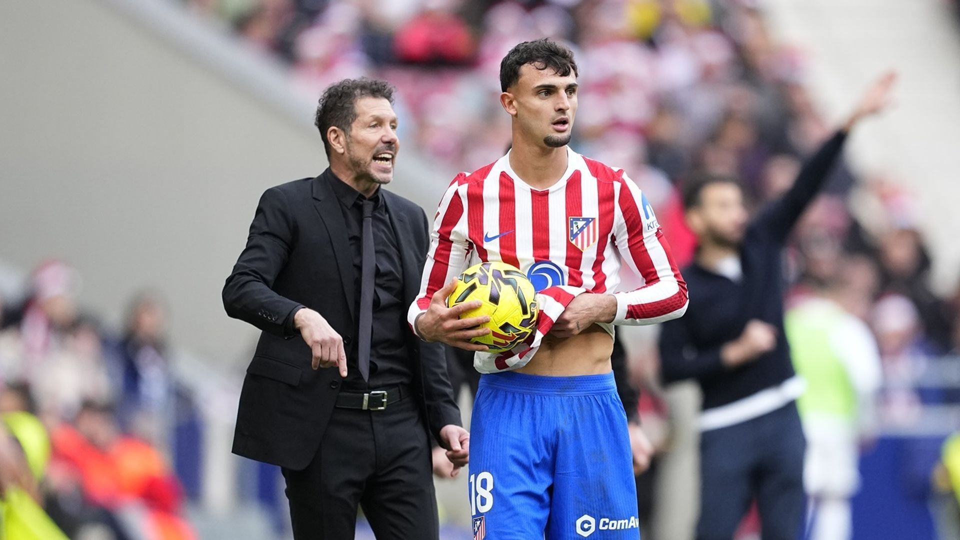 Marc Pubill, en la banda durante el Atlético-Valencia