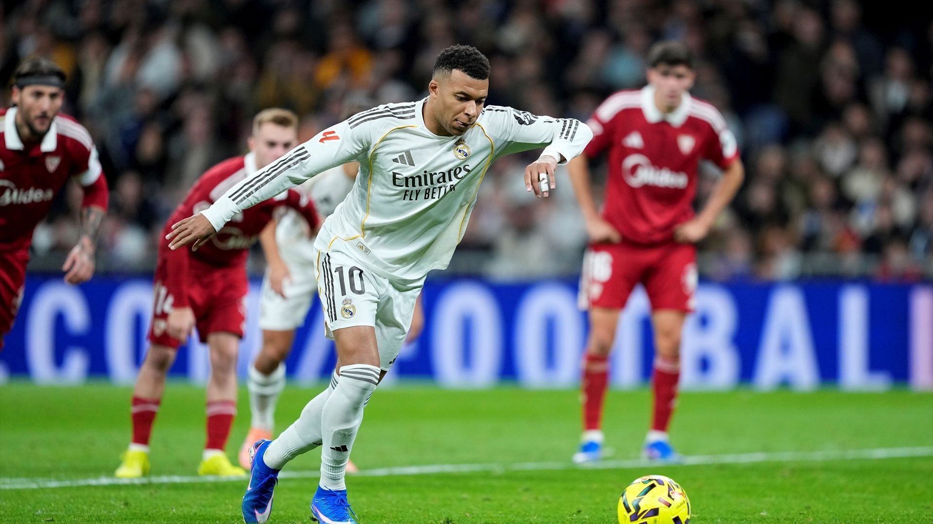 Mbappé chuta para marcar de penalti al Sevilla Mbappé chuta para marcar de penalti al Sevilla