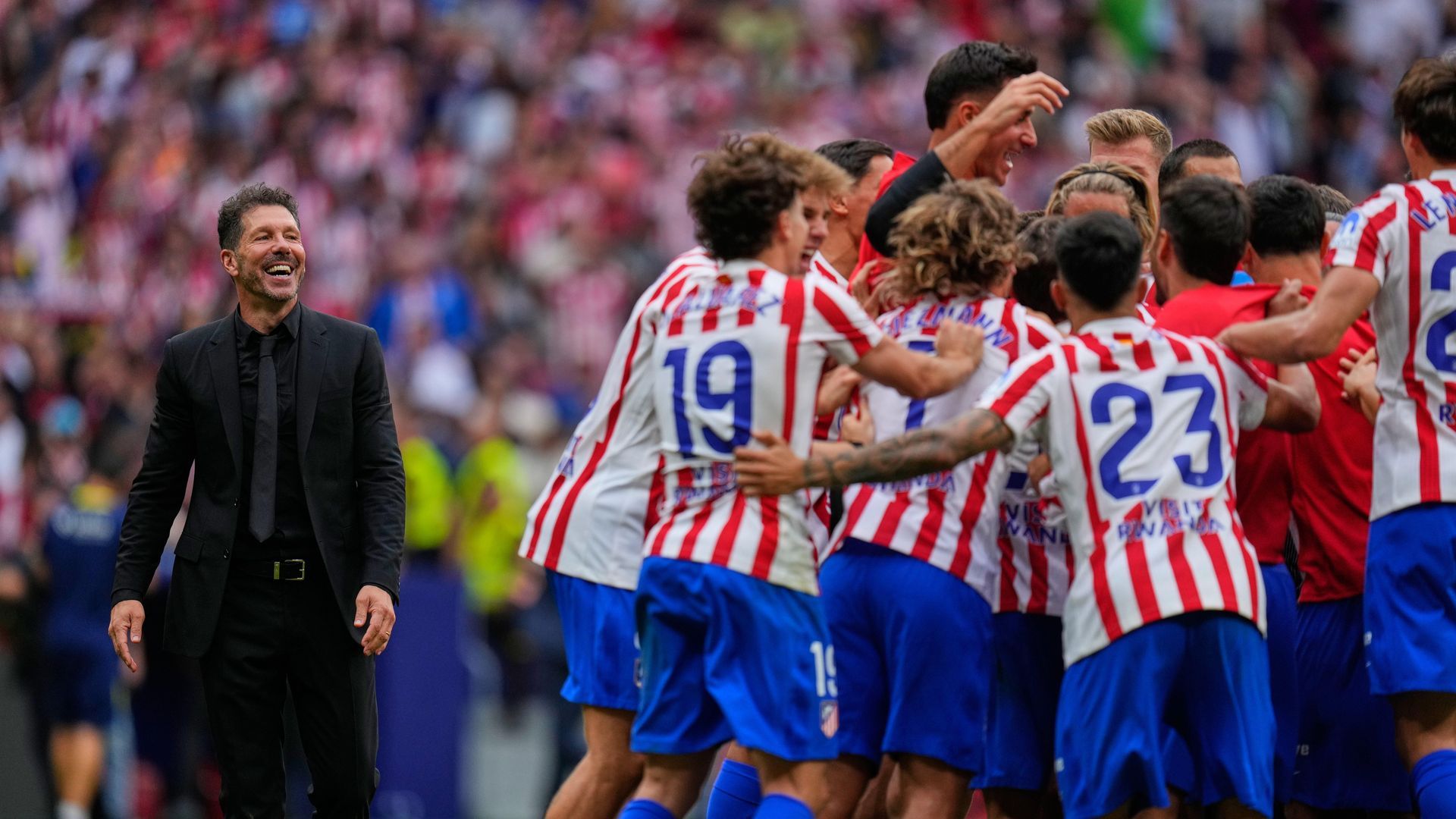 Simeone celebrando una victoria con sus jugadores