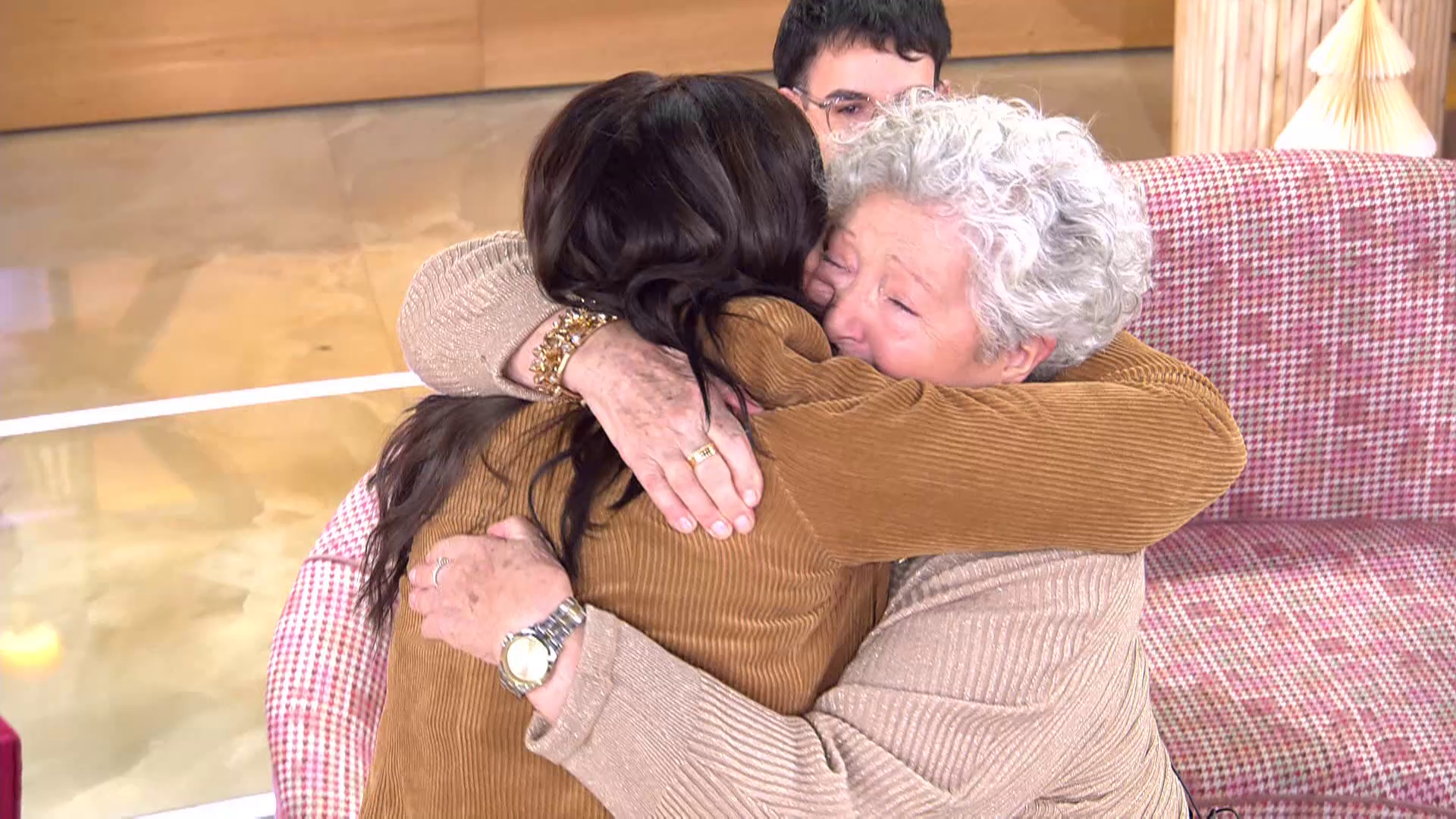 Una mujer de 84 años se reencuentra por Navidad con su hija tras tres años sin verse: "Soy la más feliz del mundo"